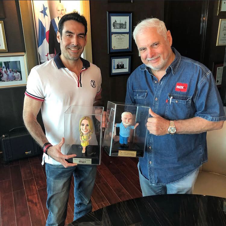 Expresidente Ricardo Martinelli con su estatuilla